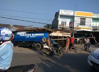 Taratak Tabrak Warung, Buluran Macet