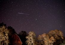 Siap-siap! Dua Hujan Meteor Akan Hiasi Langit Malam Akhir Bulan Ini