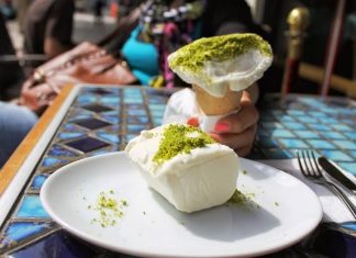 Eskrim turki Yang disajikan dengan penuh atraksi