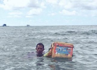 Mengejutkan seorang kakek nekat berjualan eskrim di tengah lautan