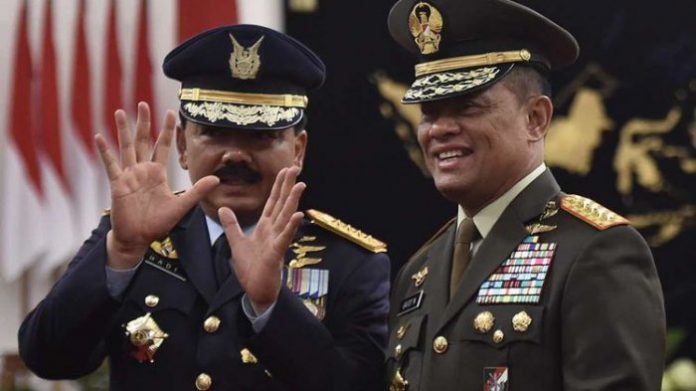 panglima-tni-marsekal-tni-hadi-tjahjanto-berfoto-bersama-mantan-panglima-tni-gatot-nurmantyo_20171209_235149